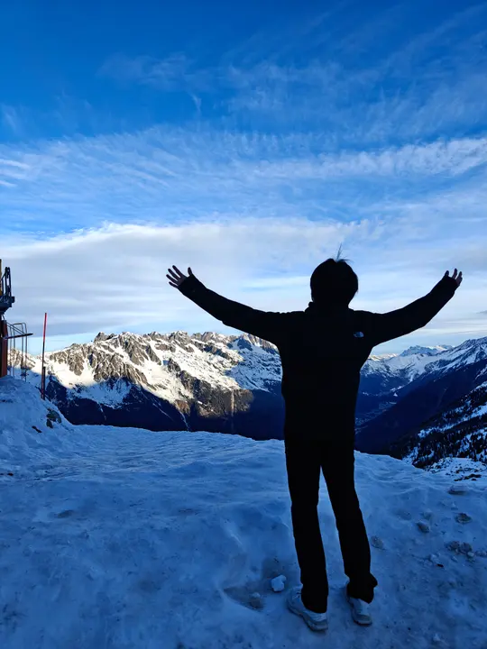 YU Jiachen facing the snowy Alps