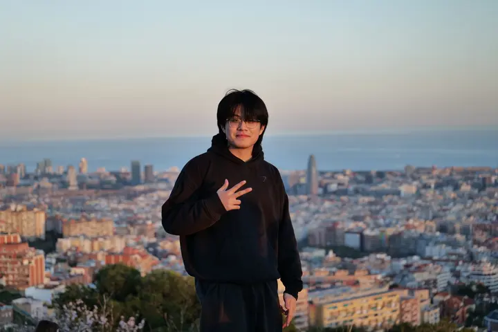 YU Jiachen overlooking Barcelona