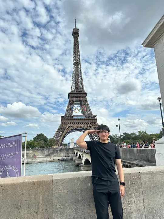 YU Jiachen in front of the Eiffel Tower