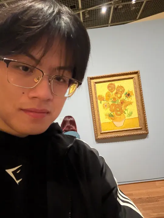 YU Jiachen with Van Gogh's Sunflowers in a museum